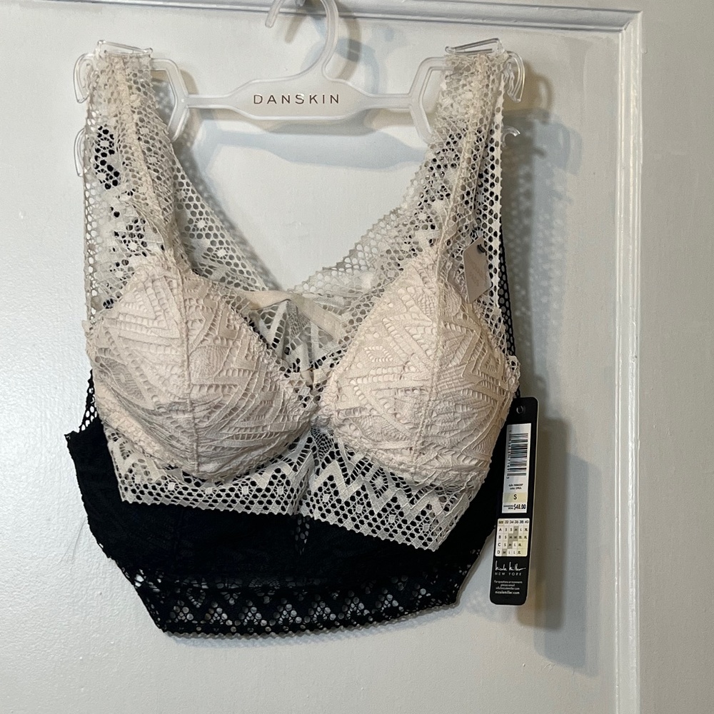 2 lace brakettes